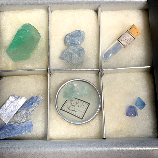 青い鉱物蒐集箱／きらら舎
